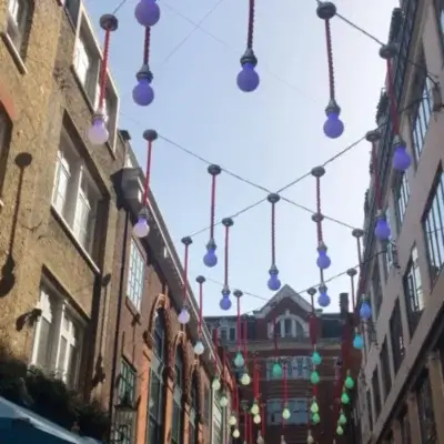 Immagine di lampadine nelle strade di londra